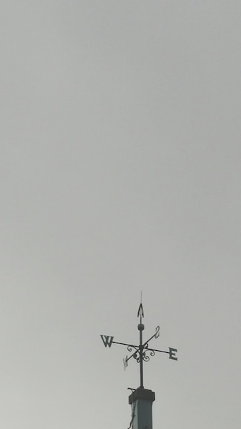 Photo low angle view of weather vane against clear sky