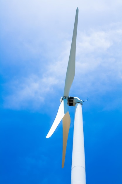 Photo low angle view of wind turbine against sky