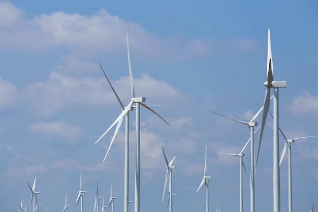 Photo low angle view of wind turbines against sky