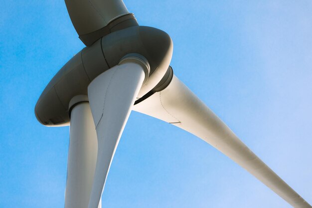 Photo low angle view of windmill against clear sky