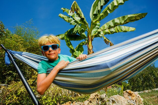 Photo low angle view of woman sitting on hammock