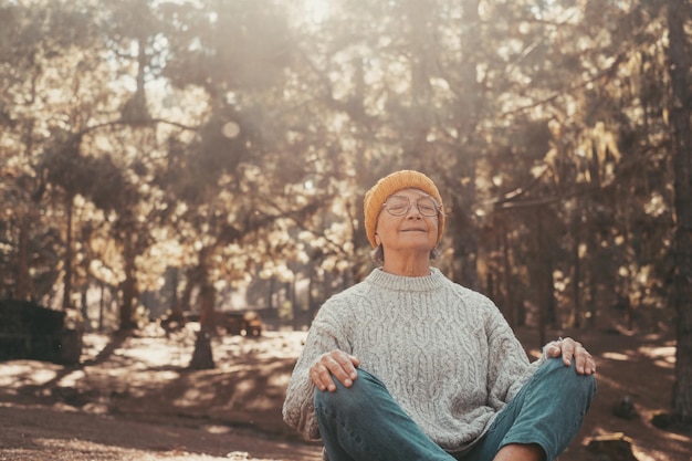 Photo low angle view of woman standing against trees