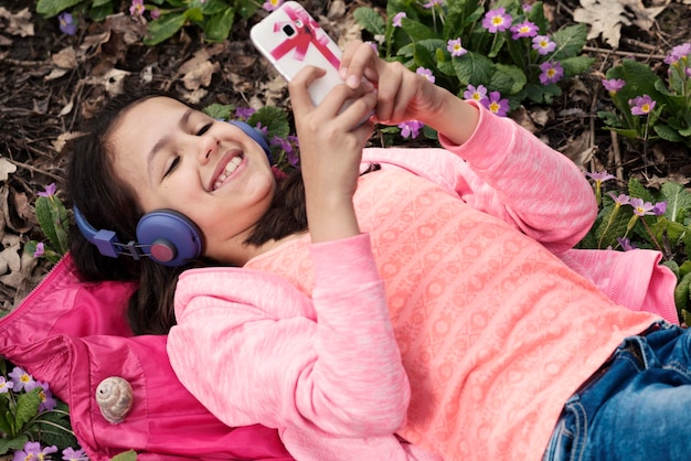 Photo low angle view of woman using mobile phone