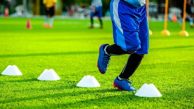 Photo low section of man exercising on soccer field