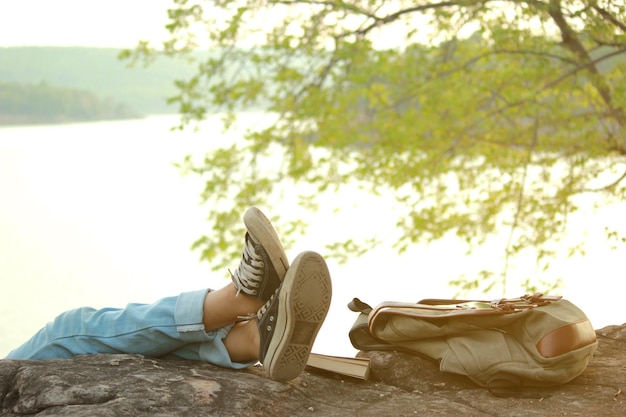 Photo low section of man sitting on floor