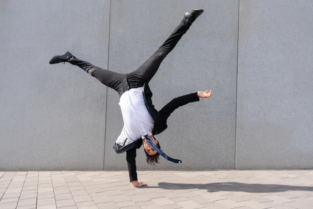 Photo low section of woman jumping against wall