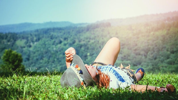 Photo low section of woman lying on land