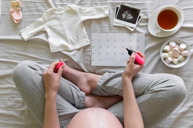 Photo low section of woman relaxing on bed at home