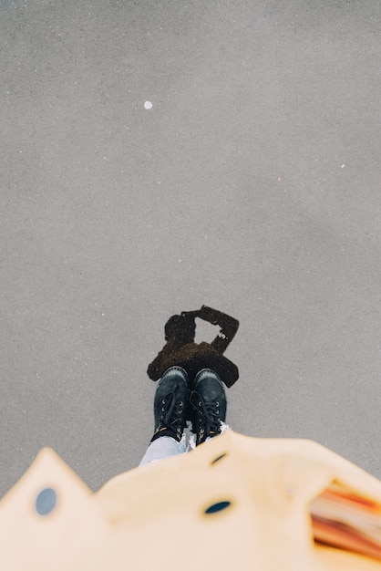 Photo low section of woman standing on puddle