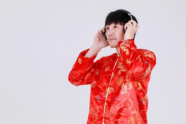 Photo lucky chinese man on traditional mandarin shirt smile and delight for getting cultural on happy holiday of prosperity celebration for lunar new year