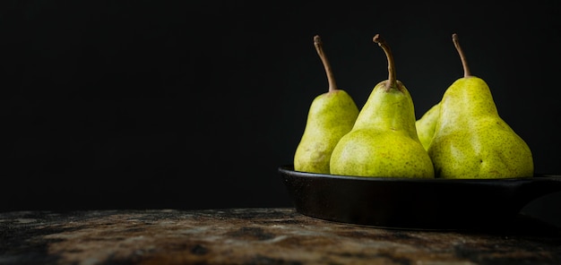 Photo luxury pears in black bowl