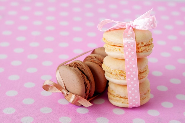 Macaroni cakes with vanilla and chocolate filling closeup