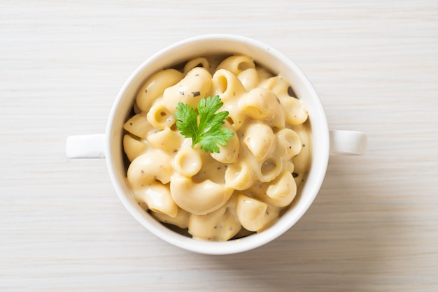 macaroni and cheese with herbs in bowl