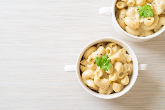 macaroni and cheese with herbs in bowl