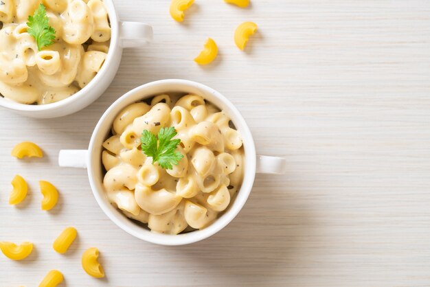 macaroni and cheese with herbs in bowl