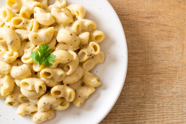 macaroni and cheese with herbs in bowl