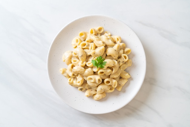 macaroni and cheese with herbs in bowl