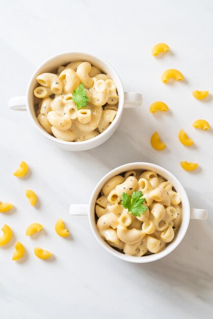 macaroni and cheese with herbs in bowl