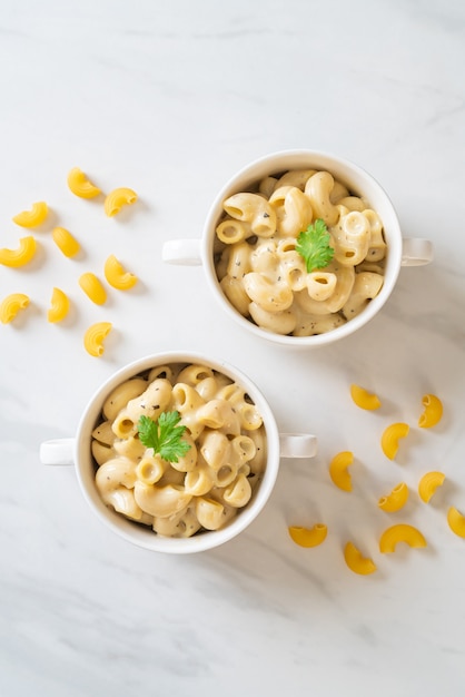 macaroni and cheese with herbs in bowl