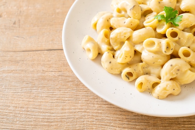 macaroni and cheese with herbs in bowl