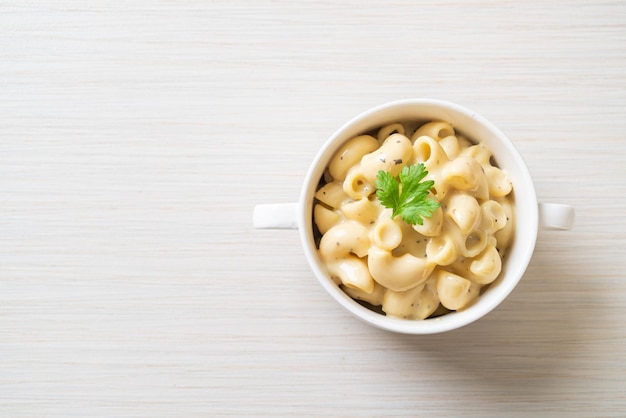 Macaroni and cheese with herbs in bowl