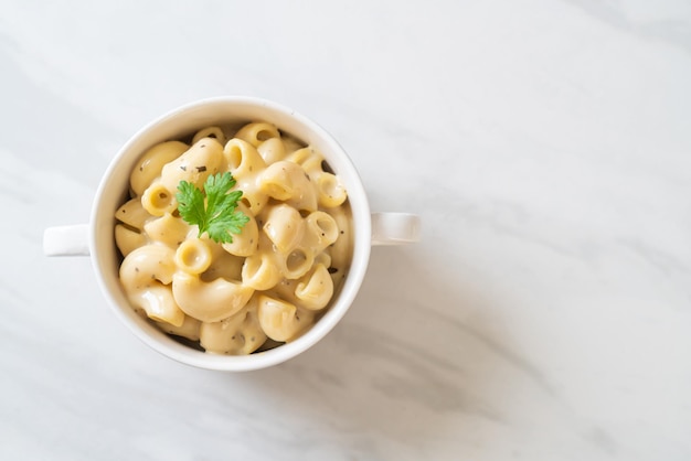 Macaroni and cheese with herbs