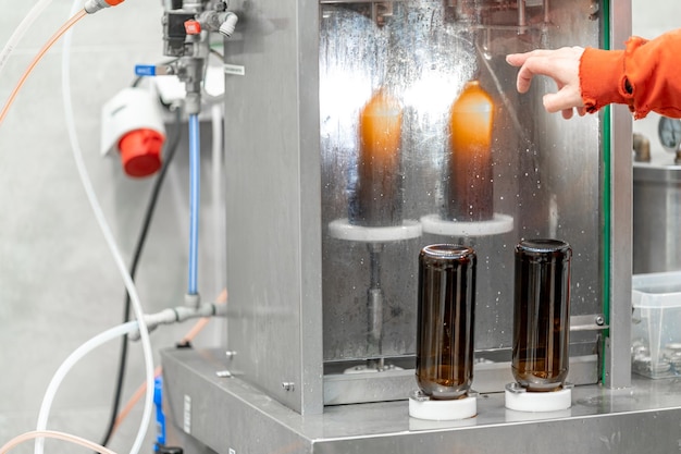 Machine for automatic filling of beer bottles in a brewery