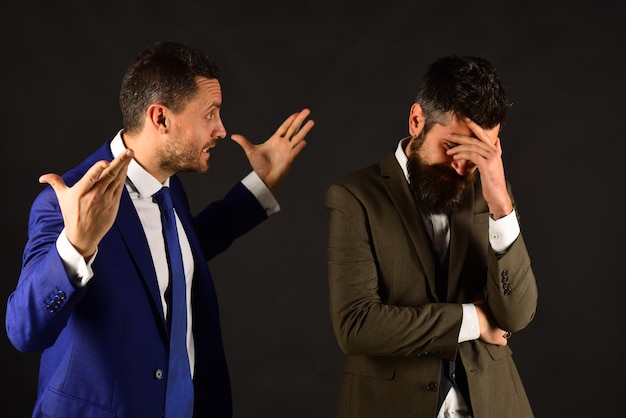 Photo machos in classic suits have business argument