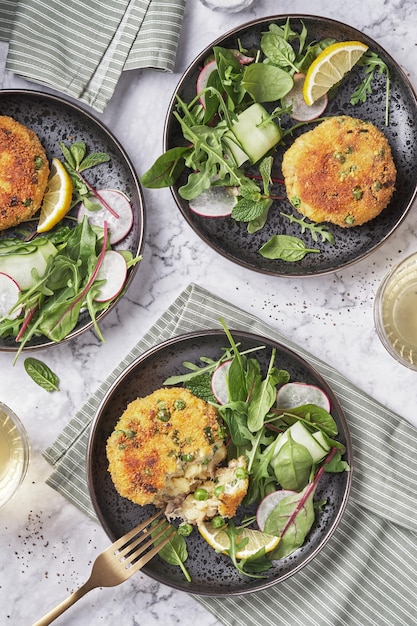 Photo mackerel fishcakes served with a rocket spinach and watercress salad