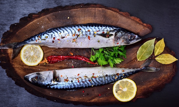 Mackerel in spices and with slices of lemon