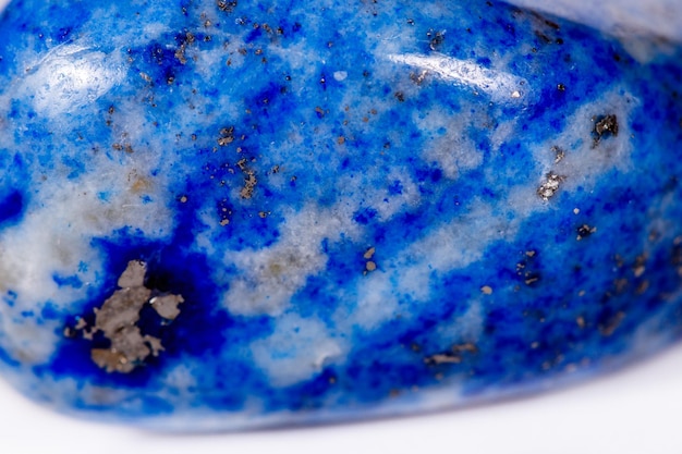 Photo macro mineral stone blue lapis lazuli afghanistan on white background