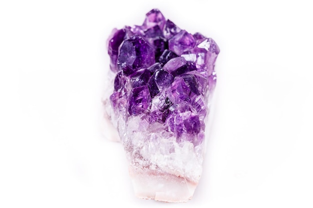 Photo macro mineral stone purple amethyst in crystals on a white background