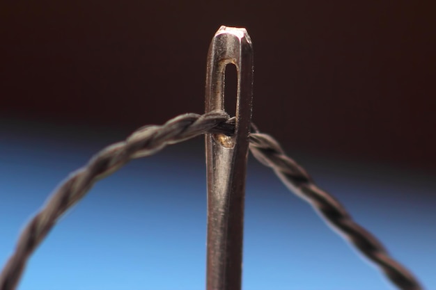 Photo macro photo of a needle and black thread