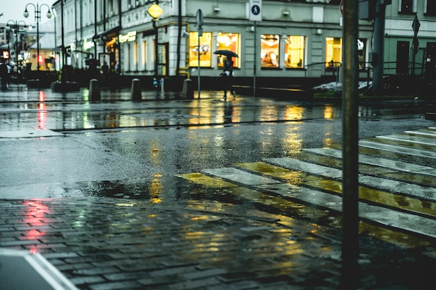 Photo macro shot of wet city street floor cobblestone during the rain in europe