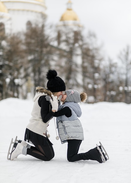 Madre e hija en la nieve 1