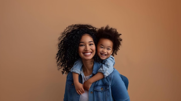 Mae e filho negros com cabelo afro abracados sorridentes Dia das maes Mothers Day