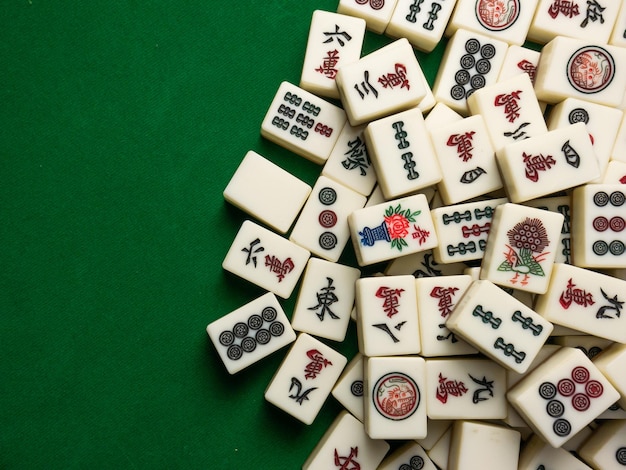 Photo the mahjong on table ancient asian board game close up image