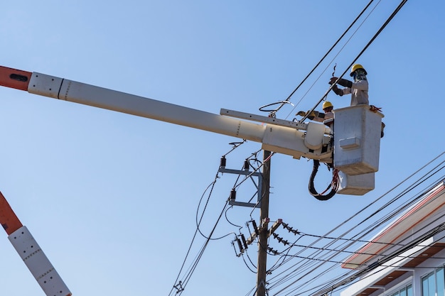 Maintenance of electricians working on high voltage on bucket