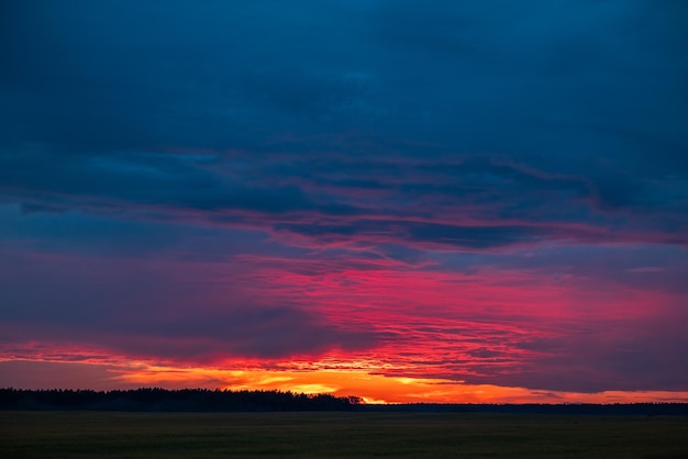 Photo majestic sunset with a glowing red and orange sky on the horizon beauty of nature