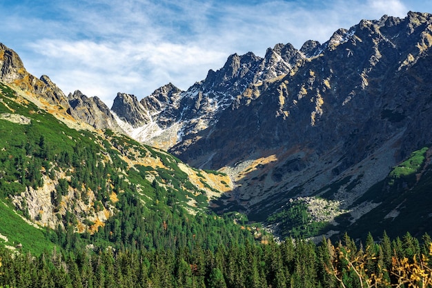 Photo majestic view of national park high tatras mountains in popradske pleso slovakia on a sunny autumn day