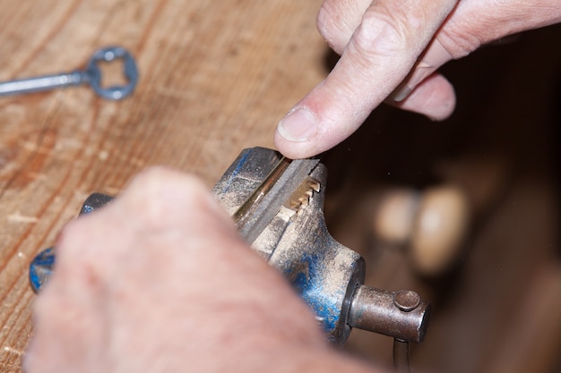 Make a metal key locksmith