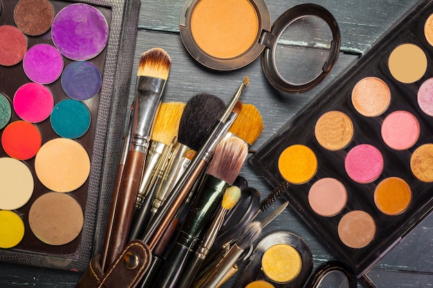 Makeup brushes and make-up eye shadows