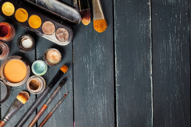 Makeup brushes and make-up eye shadows