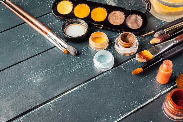 Makeup brushes and make-up eye shadows