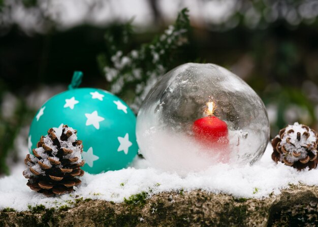 Photo making ice globe lanterns with latex balloons and water in frosty winter day wintercraft and ice