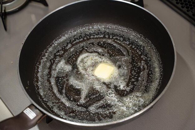 Making omelet rice