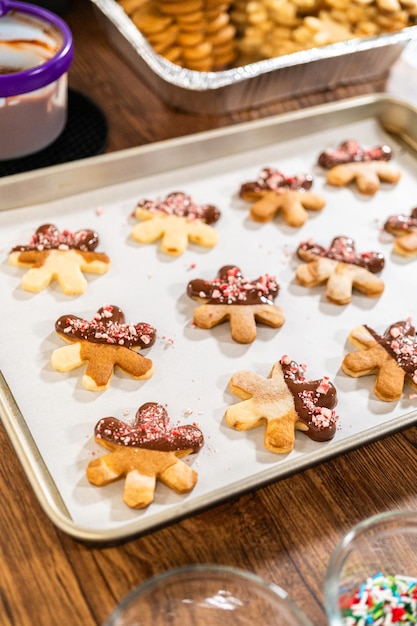 Making starshaped cookies with chocolate and peppermint chips