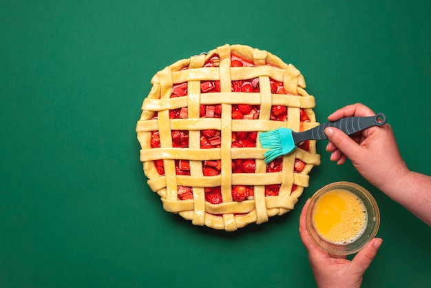 Making a strawberries tart