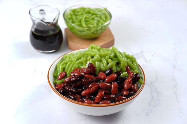 malaysian Desserts Called Cendol,Made From Crushed Ice Cubes,pandan short vermicelli and Red Bea