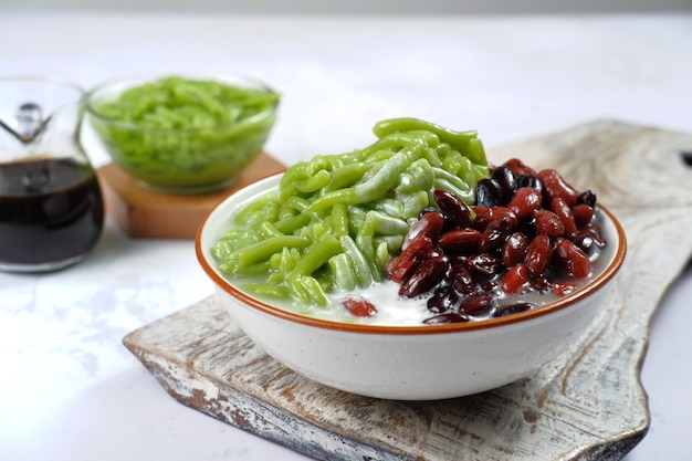 malaysian Desserts Called Cendol,Made From Crushed Ice Cubes,pandan short vermicelli and Red Bea